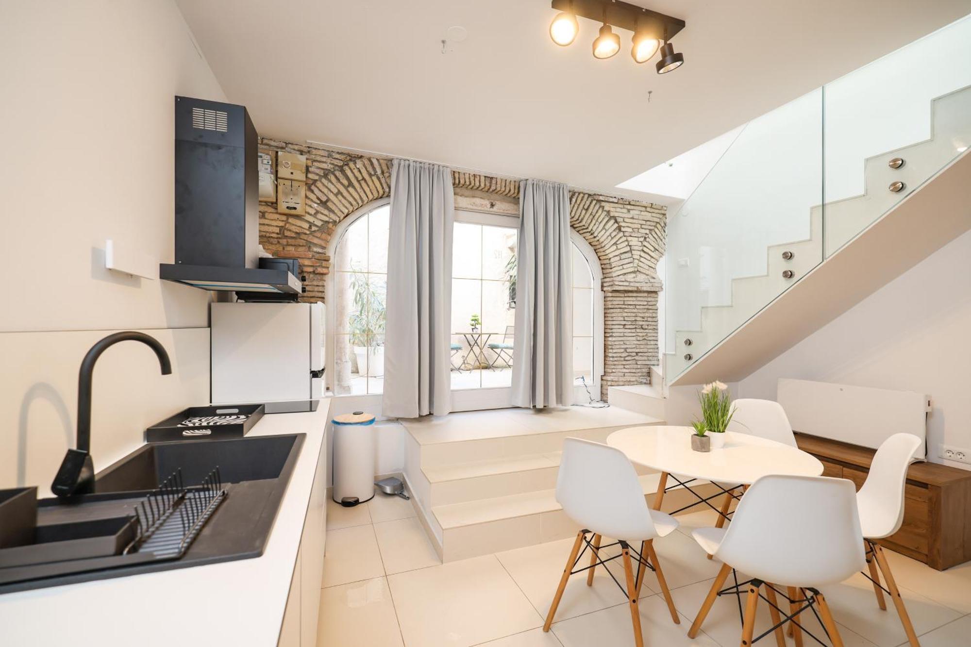 Apartment Hidden In The Center *